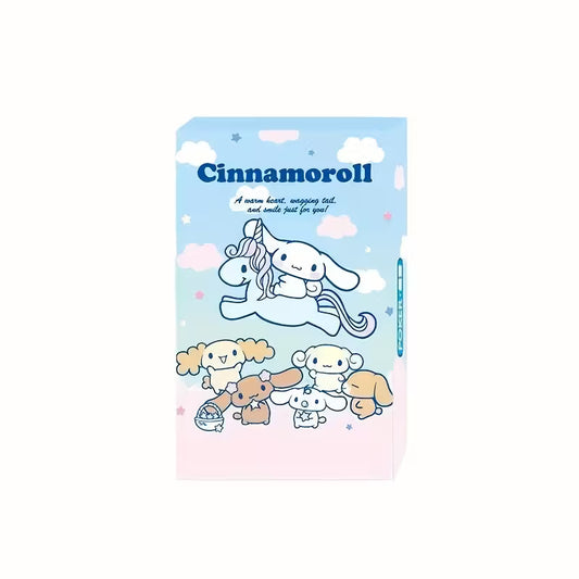 Levitettyjä Cinnamoroll-pelikortteja ja alkuperäinen korttipakka, joissa on suloista hahmokuvitusta pastelliväreissä.