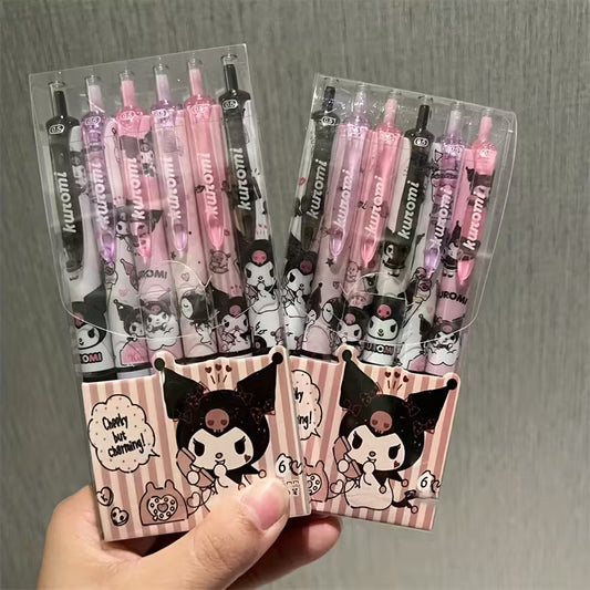 Käsi kirjoittaa siistiä tekstiä vaaleanpunaisella Sanrio-geelikynällä, jossa on Kuromin ja My Melodyn kuvia.