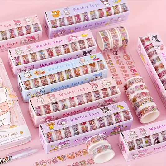 Kymmenen värikästä Sanrio-washi-teippiä, joissa on Kuromi- ja My Melody -kuvioita, aseteltuna valkoiselle askartelupöydälle.
