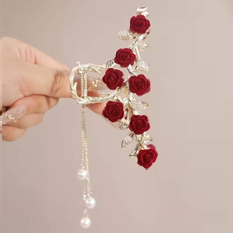 1 kpl elegantti vintage premium -tupsukoristeinen kynsiklipsi kiiltävillä strasseilla ja punaisella parveilevalla ruusudesignilla