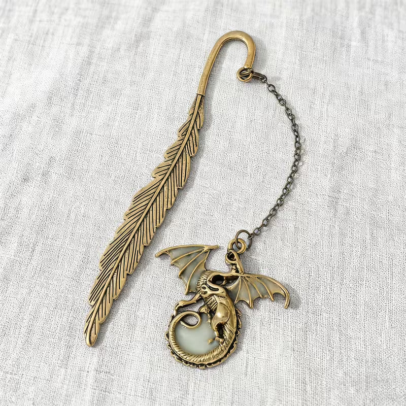 Pimeässä hohtava metallinen lohikäärmekirjanmerkki riipuksella