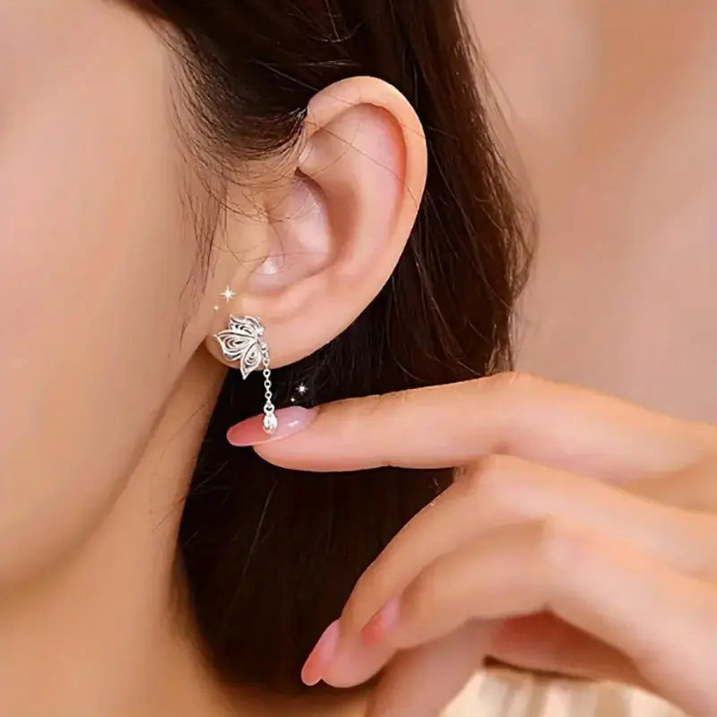 Pari elegantteja 925-hopeaisia, romanttisen valinnan omaavia onttoja perhostuppikorvakoruja