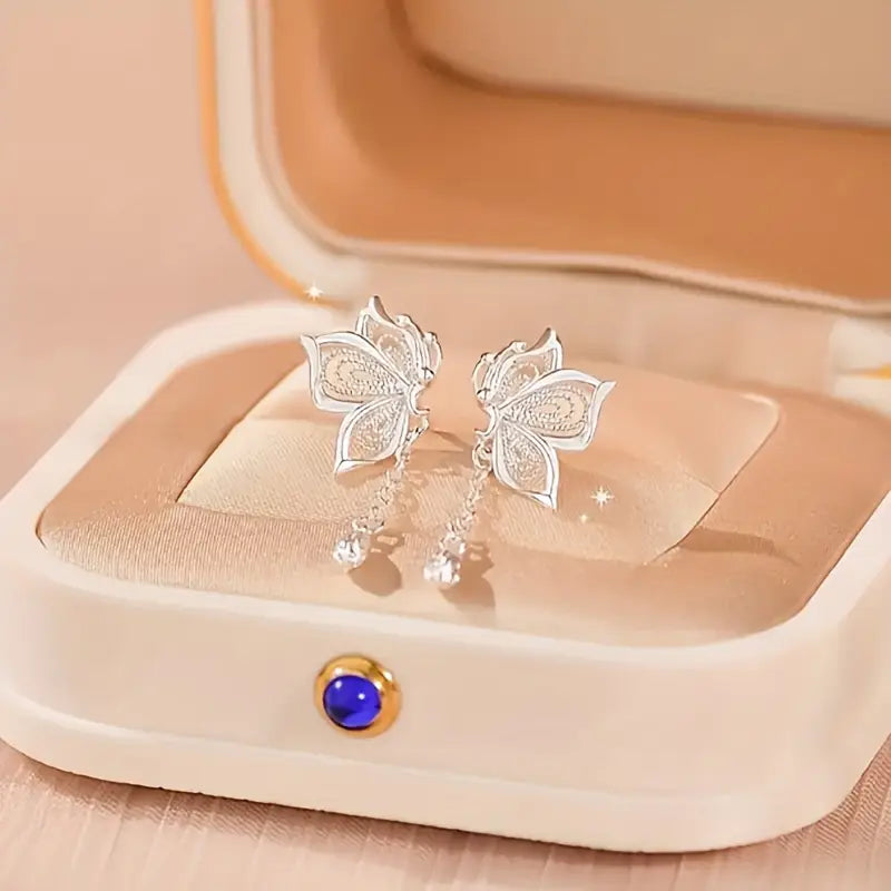 Pari elegantteja 925-hopeaisia, romanttisen valinnan omaavia onttoja perhostuppikorvakoruja