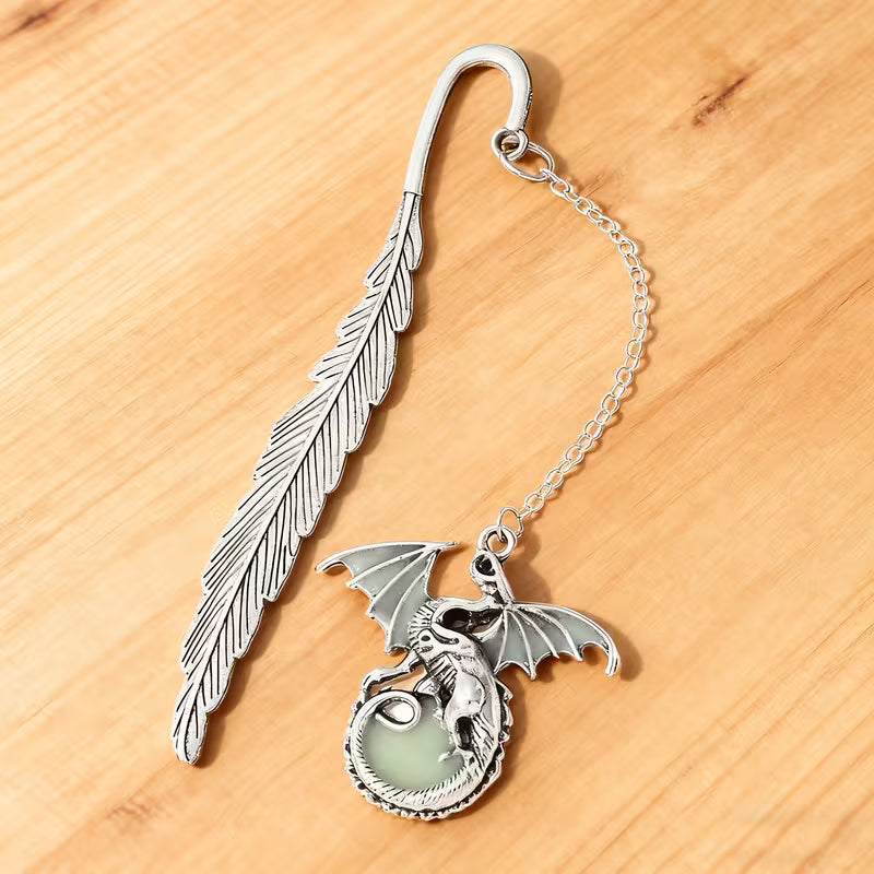 Pimeässä hohtava metallinen lohikäärmekirjanmerkki riipuksella