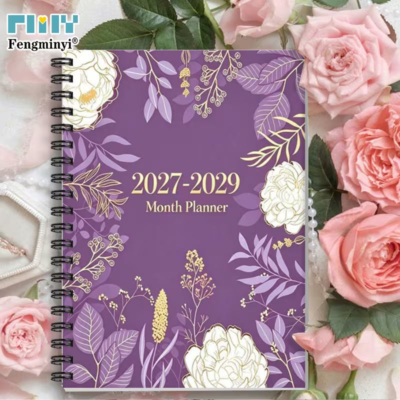 Tuotekuva  2027-2029 Month Planner -kalenterista, jossa on violetti kukkakuvioitu kansi ja musta kierreosa.   