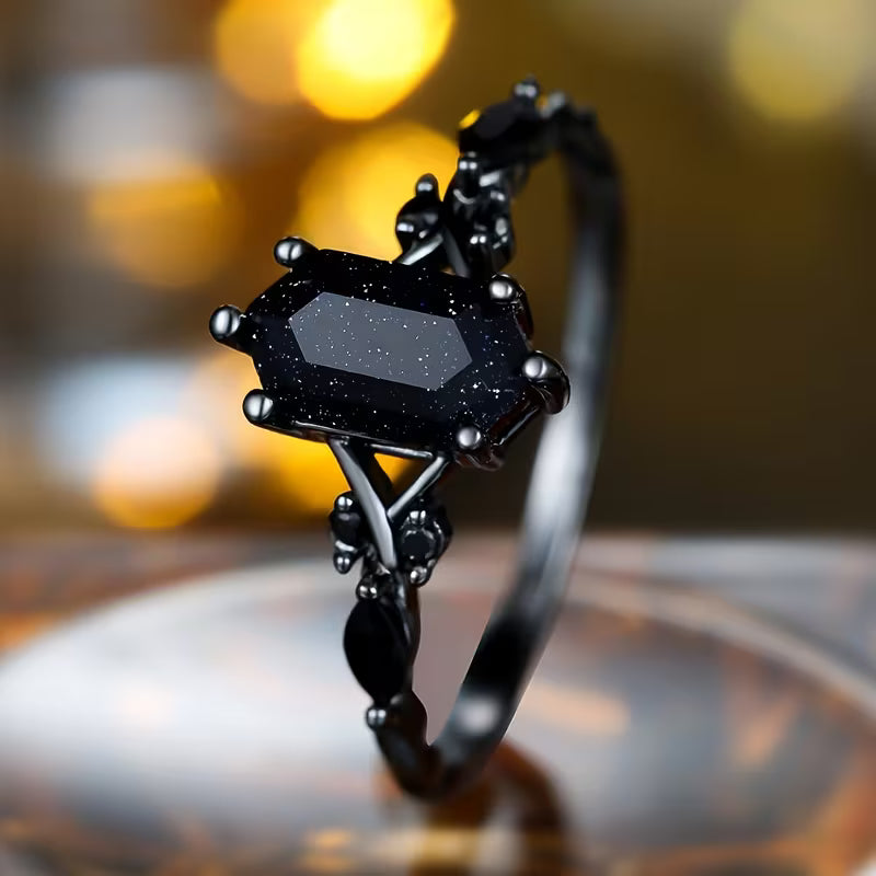 Elegantti musta rombinen synteettinen zirkoniasormus - asemetallilla päällystetty