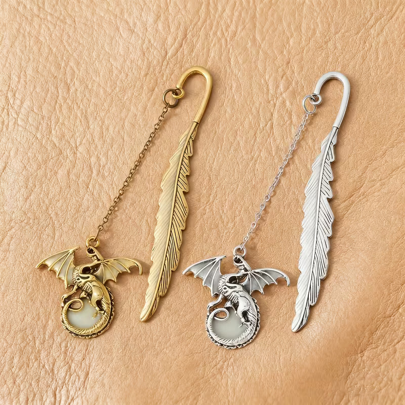 Pimeässä hohtava metallinen lohikäärmekirjanmerkki riipuksella