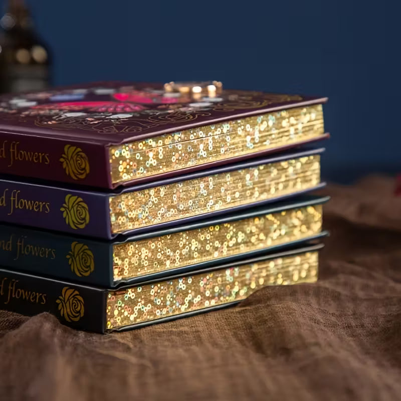 Kuninkaallinen kukkakuvioinen perhosmuistikirja - Vintage-kovakantinen muistikirja kultaisilla yksityiskohdilla, eloisa perhoskuvio