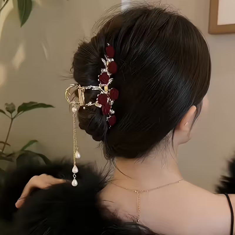 1 kpl elegantti vintage premium -tupsukoristeinen kynsiklipsi kiiltävillä strasseilla ja punaisella parveilevalla ruusudesignilla