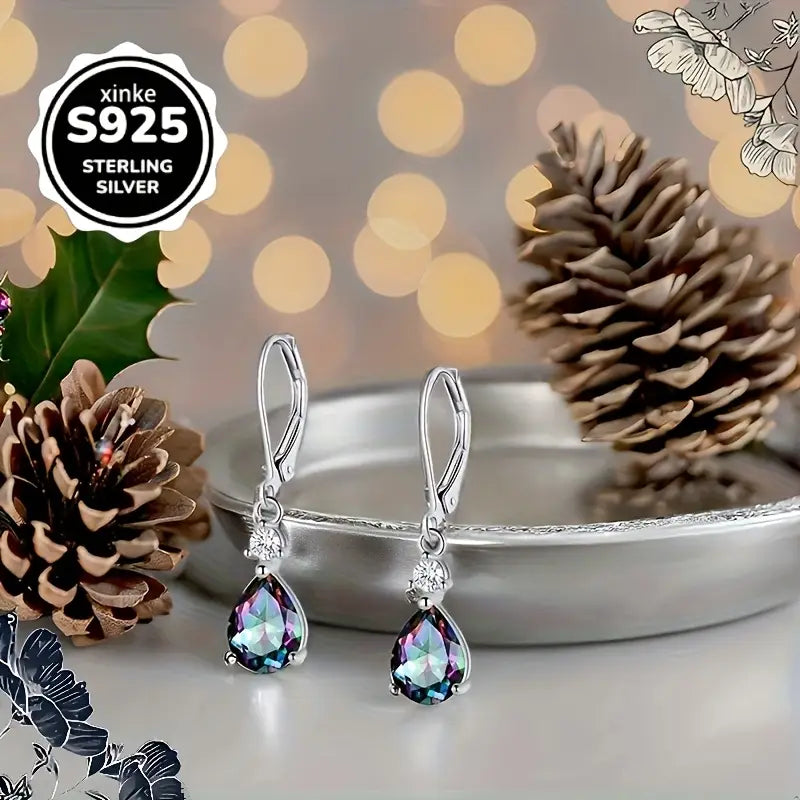 925 sterlinghopeasta tehdyt pisaranmuotoiset korvakorut kimaltelevalla keinokristallilla