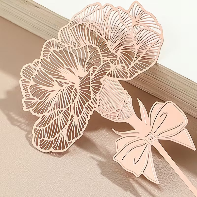 Metallinen ruusukullanvärinen neilikka-aiheinen kirjanmerkki