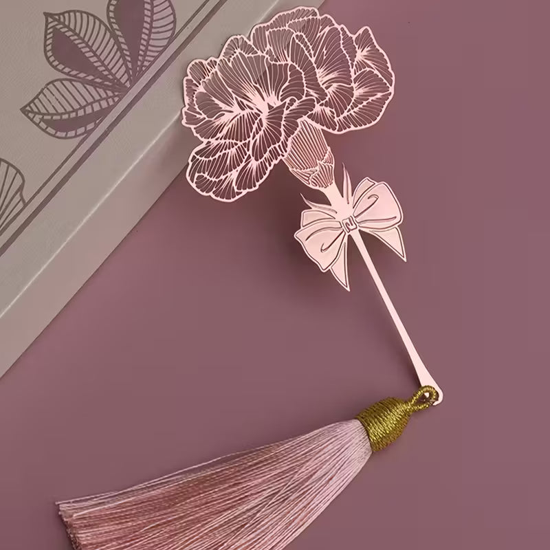 Metallinen ruusukullanvärinen neilikka-aiheinen kirjanmerkki