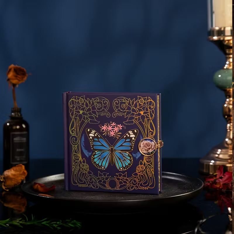 Kuninkaallinen kukkakuvioinen perhosmuistikirja - Vintage-kovakantinen muistikirja kultaisilla yksityiskohdilla, eloisa perhoskuvio
