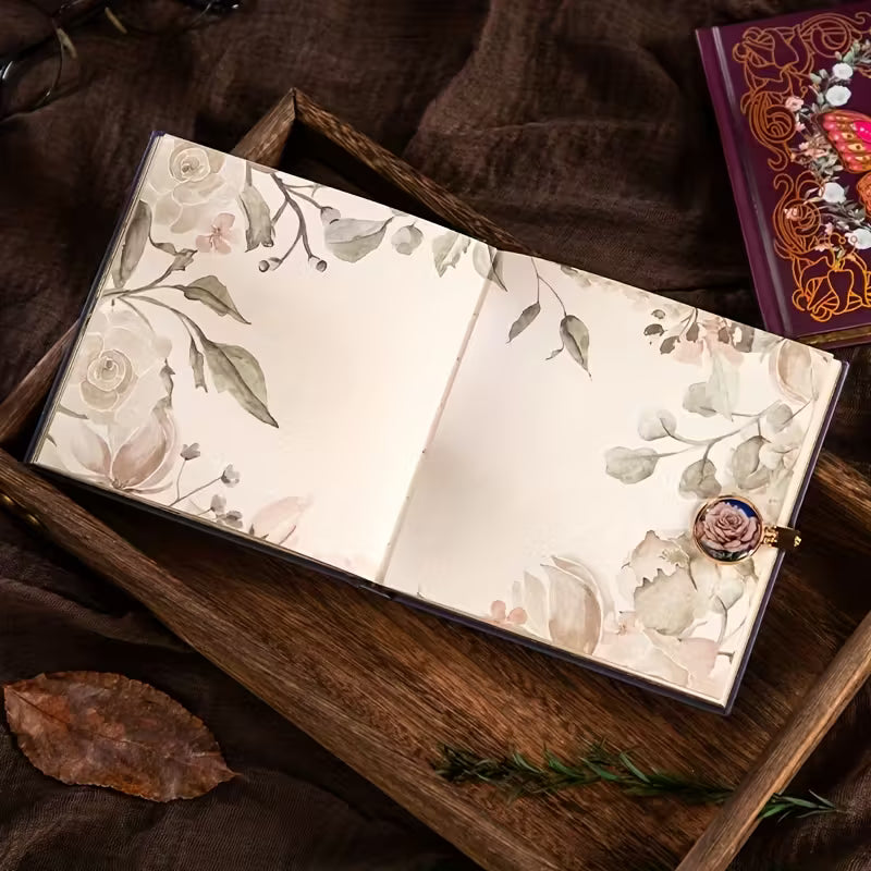 Kuninkaallinen kukkakuvioinen perhosmuistikirja - Vintage-kovakantinen muistikirja kultaisilla yksityiskohdilla, eloisa perhoskuvio