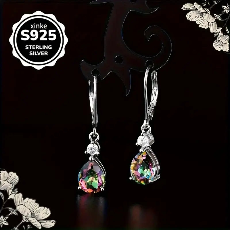 925 sterlinghopeasta tehdyt pisaranmuotoiset korvakorut kimaltelevalla keinokristallilla