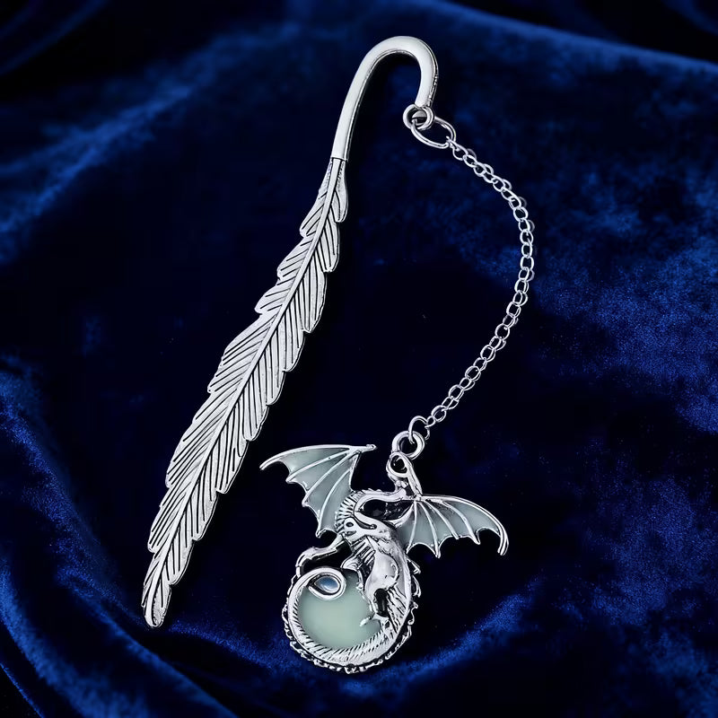 Pimeässä hohtava metallinen lohikäärmekirjanmerkki riipuksella