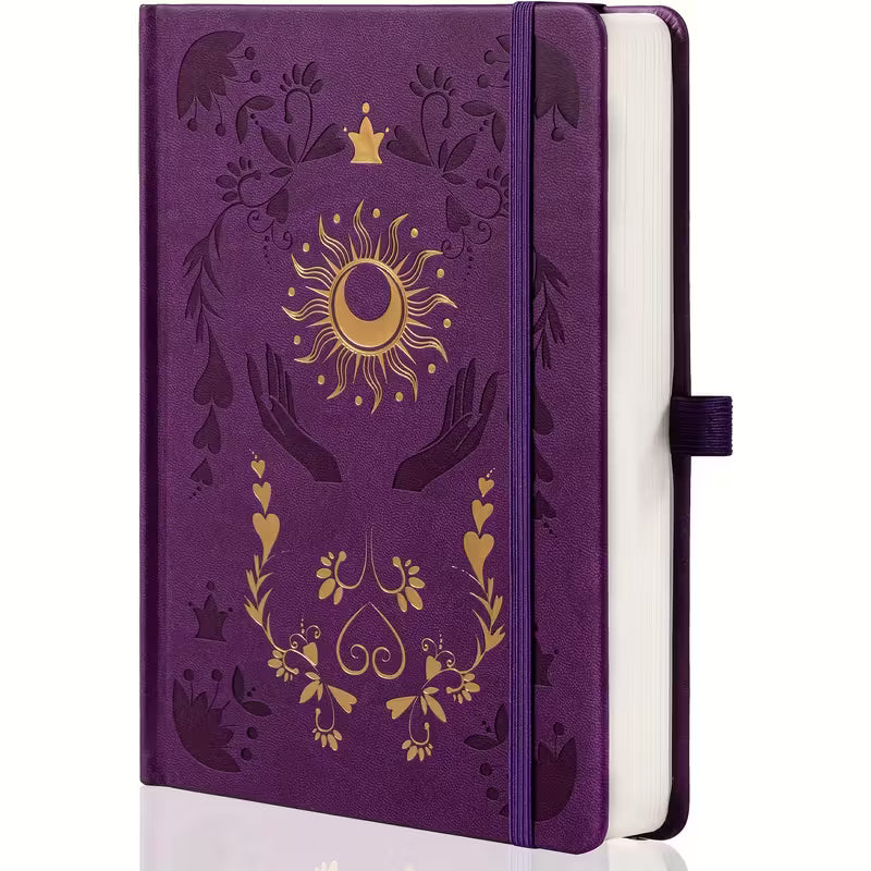 Tulossa pian! Violetti ja kultainen elegantti esteettinen A5-muistikirja - 318 numeroitua ja viivoitettua sivua, 14,73 cm x 21,34 cm