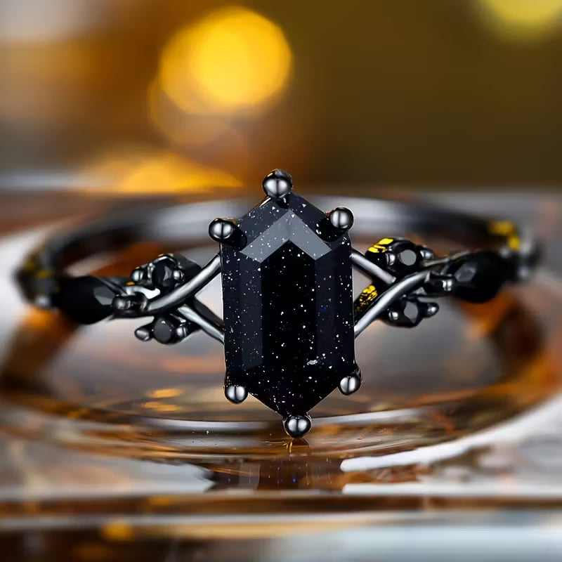 Elegantti musta rombinen synteettinen zirkoniasormus - asemetallilla päällystetty