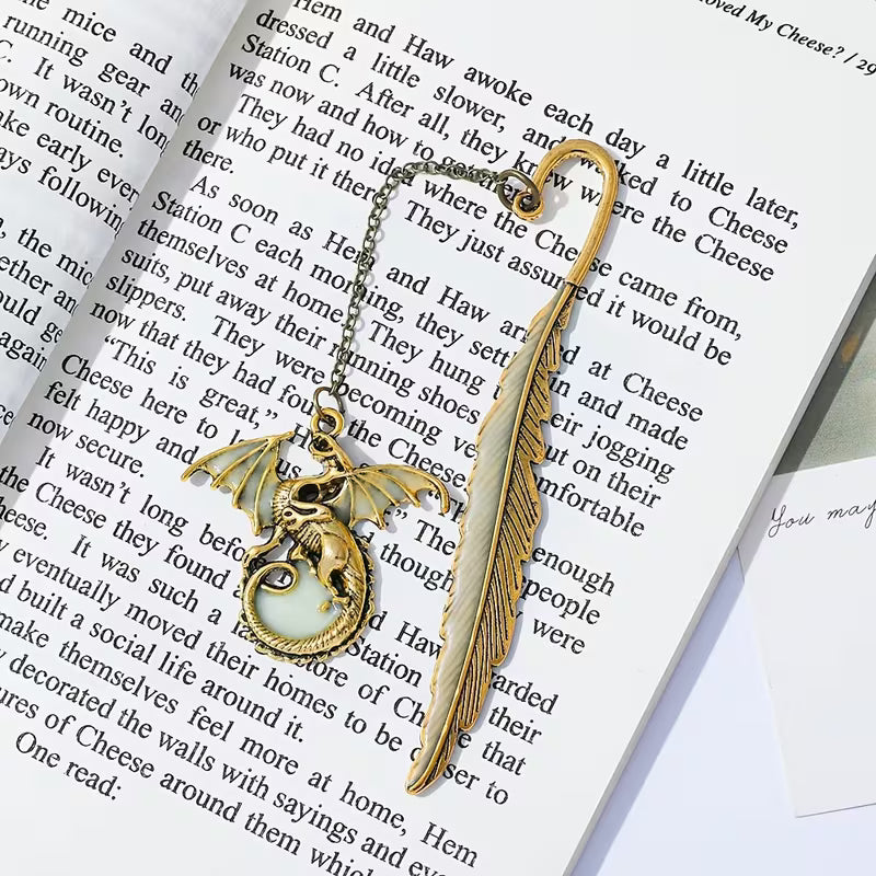 Pimeässä hohtava metallinen lohikäärmekirjanmerkki riipuksella