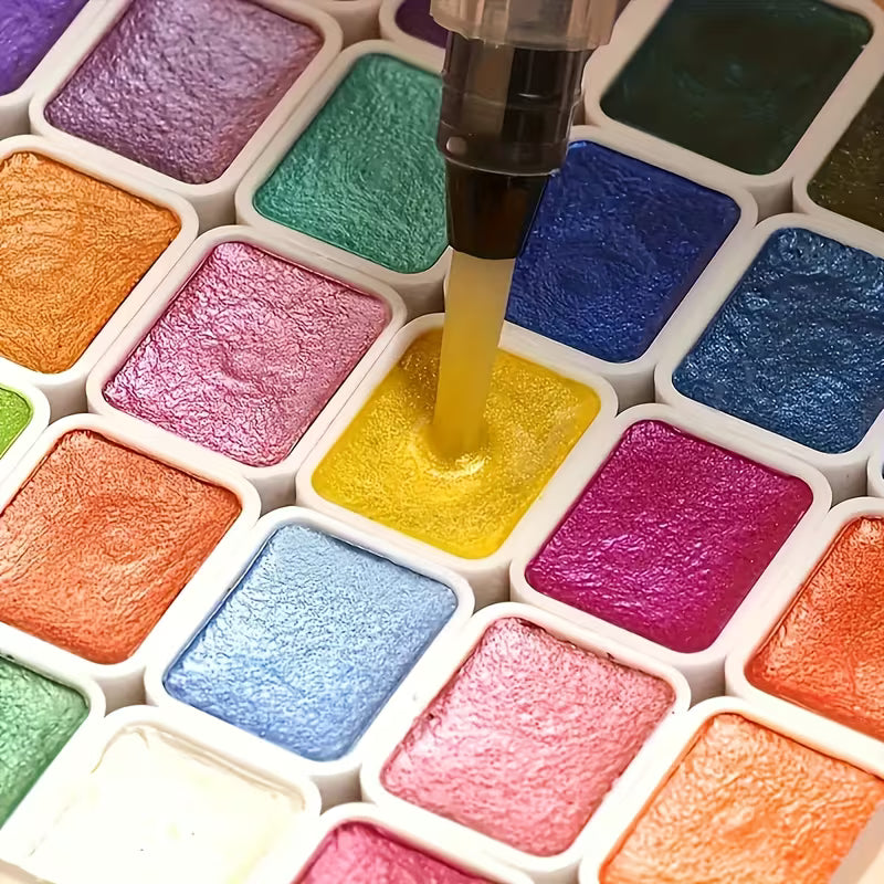 Suuri vesiväripaletti, jossa on 98 erisävyistä kimmeltävää ja metallinhohtoista vesivärinappia järjestyksessä vaaleista helmiäissävyistä värikkäisiin ja tummiin metalliväreihin.