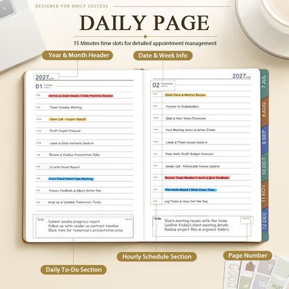 Tuotekuva lilasta A5-kokoisesta Daily & Monthly Planner Pro 2027 -kalenterista, jossa on pehmeä tekonahkakansi, värikkäät kuukausi-indeksit ja lila kirjoituskynä.   