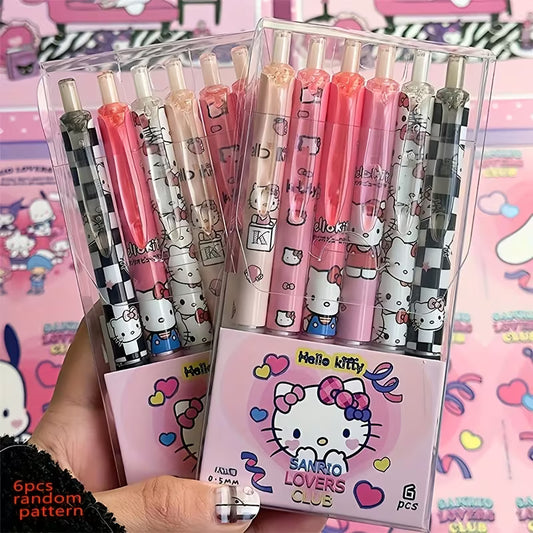 Kuusi värikästä Hello Kitty -geelikynää aseteltuna avatun lahjapakkauksen päälle pastellinsävyisellä kirjoituspöydällä.