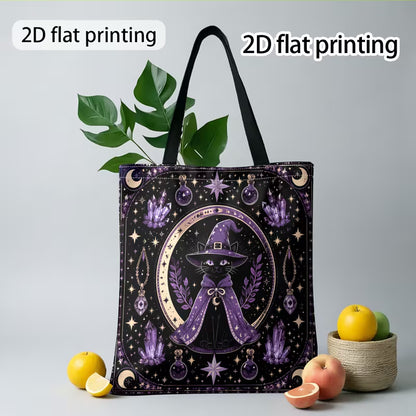 Tuotekuva tummasävyisestä kangaskassista, jossa on 2D-printti noidanhattuun pukeutuneesta mustasta kissasta, kuu- ja kristallikuvioista sekä mustat kantohihnat.   