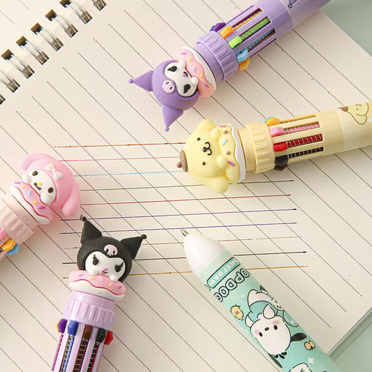 Käsi pitelee 10-väristä Sanrio-kuulakärkikynää, jossa on suloista hahmografiikkaa, ja kirjoittaa värikkäitä merkintöjä vihkoon.