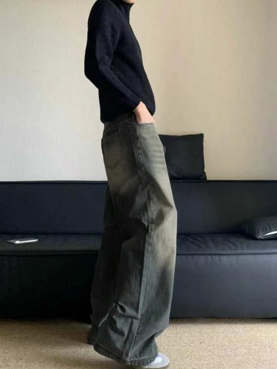 Rento ja monipuolinen väljä istuvuus kuluneella denim-kankaalla ja leveälahkeiset farkut XL