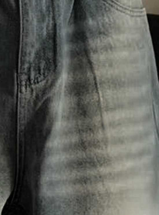 Rento ja monipuolinen väljä istuvuus kuluneella denim-kankaalla ja leveälahkeiset farkut XL