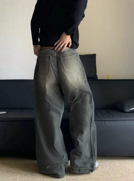 Rento ja monipuolinen väljä istuvuus kuluneella denim-kankaalla ja leveälahkeiset farkut XL