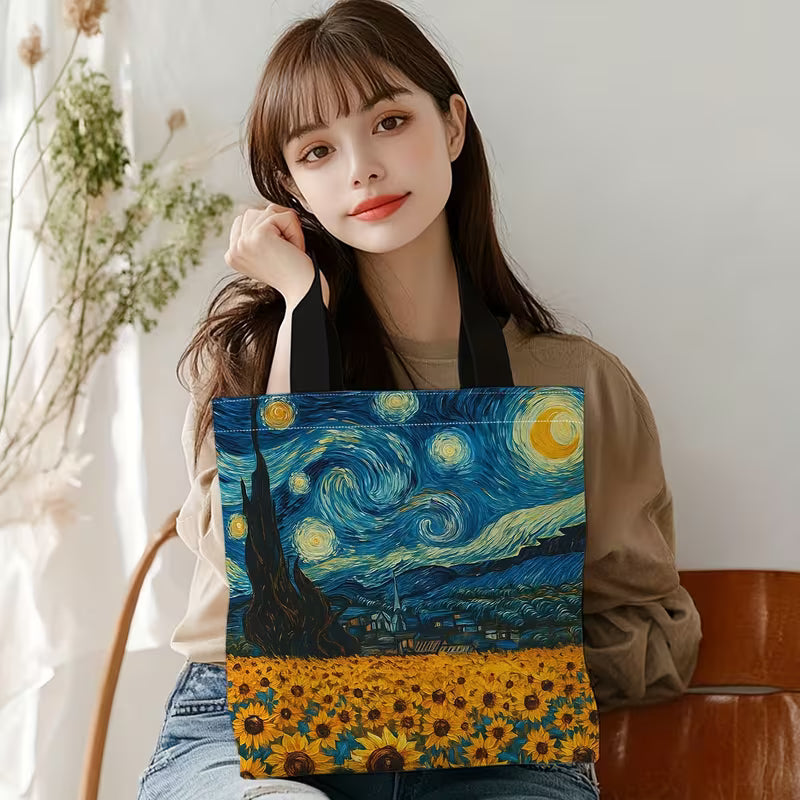 Sinikeltainen Van Gogh -kangaskassi, jossa yhdistyvät Tähtiyö-yötaivas ja auringonkukkapelto.