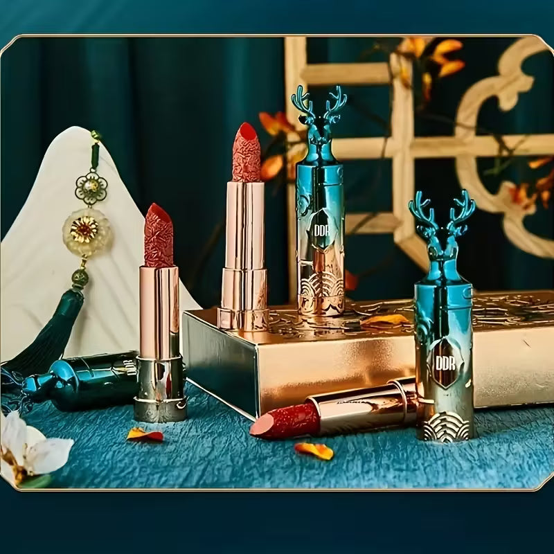 1 kpl söpöä ja erityistä hirvenhuulirasvaa satunnaisessa sävyssä