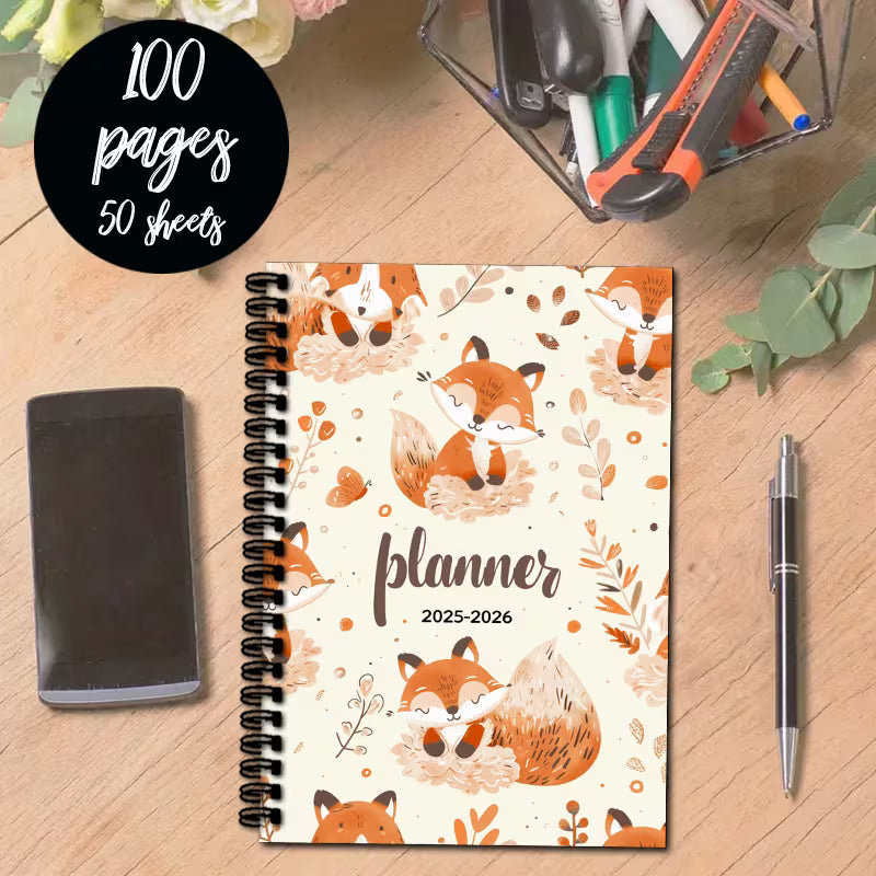 Kalenteri vuodelle 2025–2026 söpöillä ketuilla ja kukka-asetelmilla