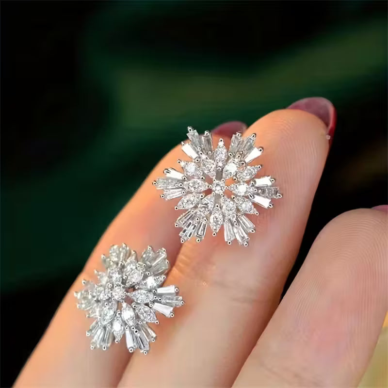Exquisite Sparkling Synthetic Zirconia Snowflake Stud Earrings