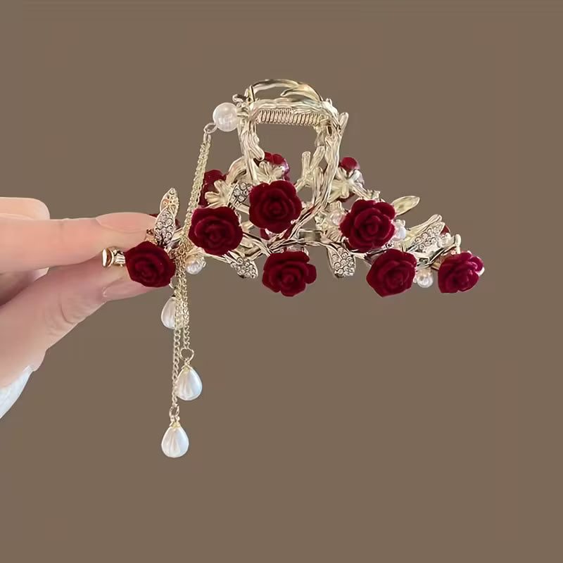 1 kpl elegantti vintage premium -tupsukoristeinen kynsiklipsi kiiltävillä strasseilla ja punaisella parveilevalla ruusudesignilla