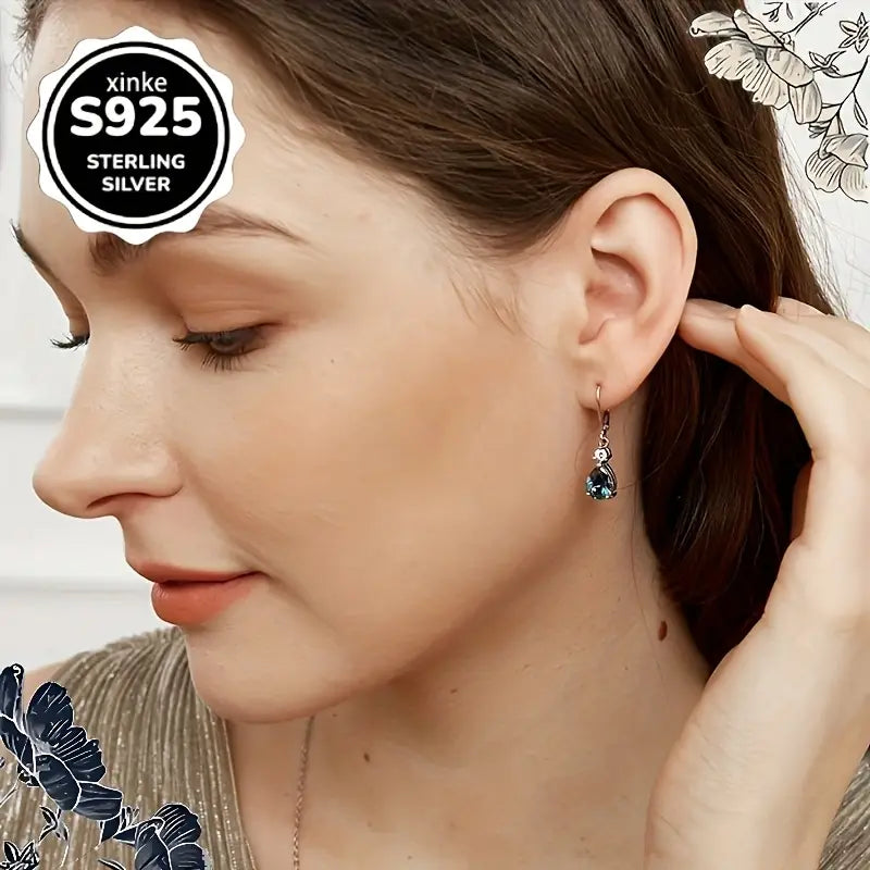 925 sterlinghopeasta tehdyt pisaranmuotoiset korvakorut kimaltelevalla keinokristallilla