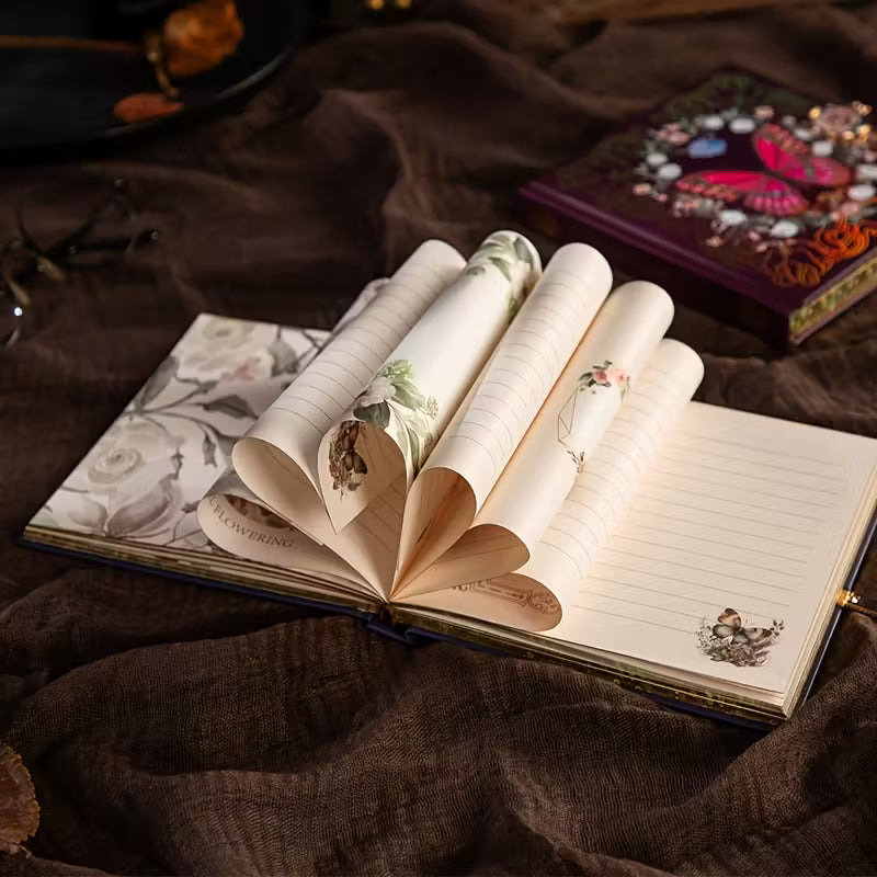 Kuninkaallinen kukkakuvioinen perhosmuistikirja - Vintage-kovakantinen muistikirja kultaisilla yksityiskohdilla, eloisa perhoskuvio