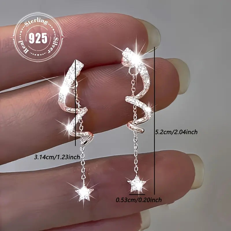 2 kpl 925-hopeaisia tupsukorvakoruja kimaltelevilla synteettisillä zirkoniumeilla