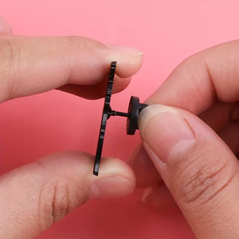 Emalinasta vaatteisiin tai laukkuihin kiinnitettäväksi