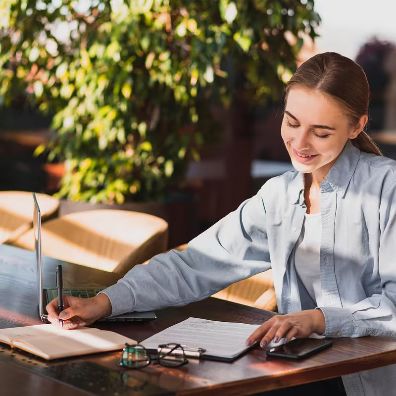Tulossa pian! Violetti ja kultainen elegantti esteettinen A5-muistikirja - 318 numeroitua ja viivoitettua sivua, 14,73 cm x 21,34 cm