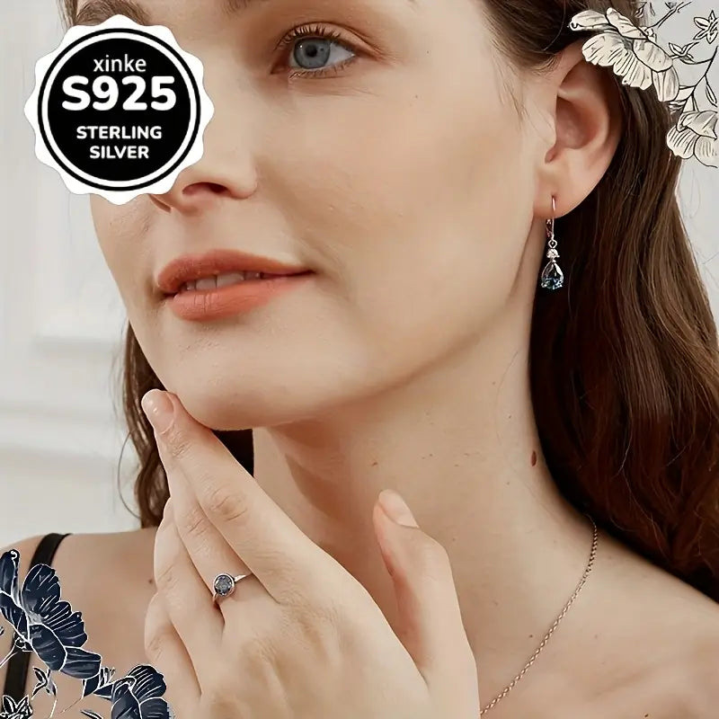 925 sterlinghopeasta tehdyt pisaranmuotoiset korvakorut kimaltelevalla keinokristallilla