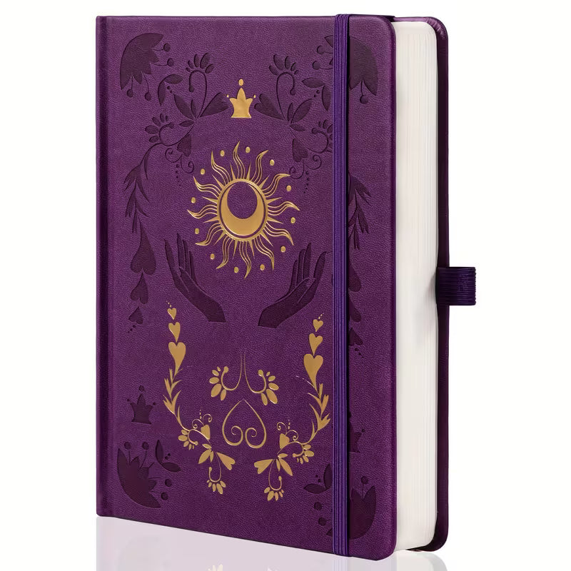 Tulossa pian! Violetti ja kultainen elegantti esteettinen A5-muistikirja - 318 numeroitua ja viivoitettua sivua, 14,73 cm x 21,34 cm