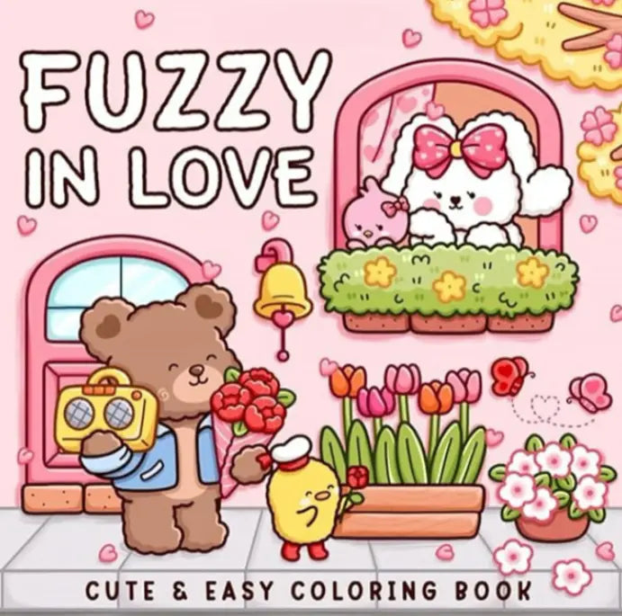 Lähikuva avatusta Fuzzy in Love -värityskirjasta, jossa on selkeä ja söpö nallekuvitus. Sivun vieressä on muutama pastellinsävyinen alkoholitussi.