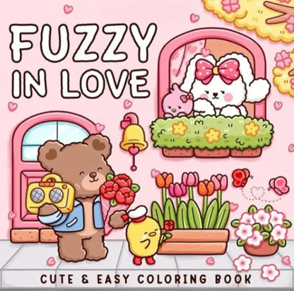 Lähikuva avatusta Fuzzy in Love -värityskirjasta, jossa on selkeä ja söpö nallekuvitus. Sivun vieressä on muutama pastellinsävyinen alkoholitussi.
