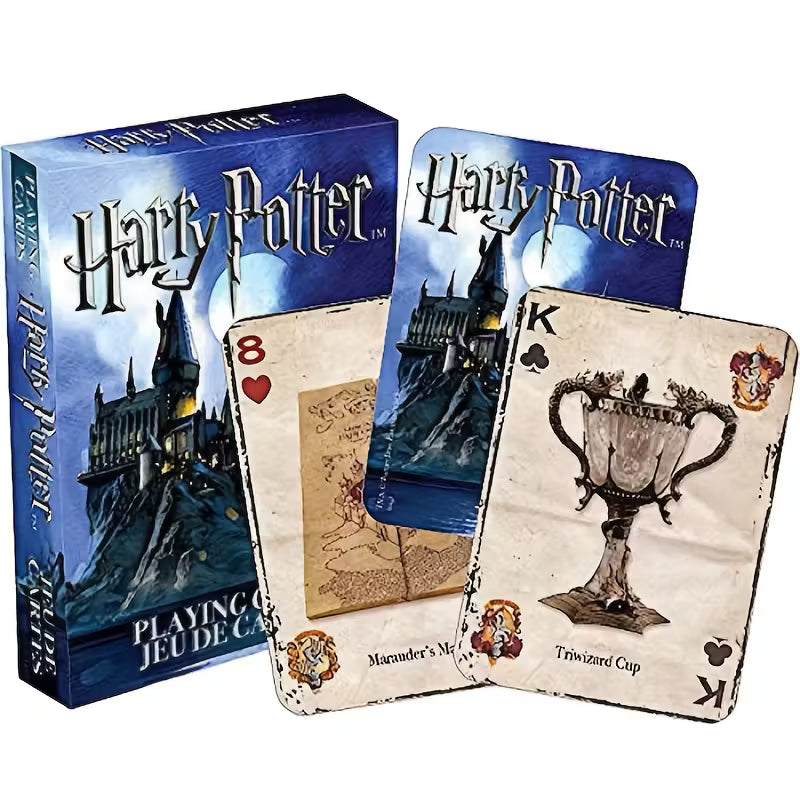 Harry Potter -pelikorttipakka ja esimerkkikortteja, joissa on kuvituksena Kelmien kartta, Kolmivelhopokaali ja Tylypahkan linna.