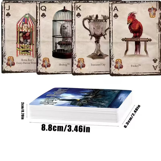Harry Potter -pelikorttipakka ja esimerkkikortteja, joissa on kuvituksena Kelmien kartta, Kolmivelhopokaali ja Tylypahkan linna.