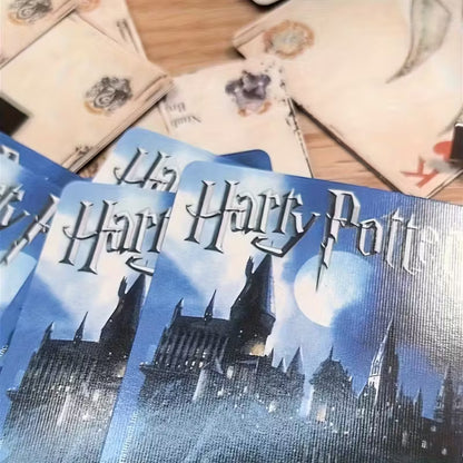 Harry Potter -pelikorttipakka ja esimerkkikortteja, joissa on kuvituksena Kelmien kartta, Kolmivelhopokaali ja Tylypahkan linna.