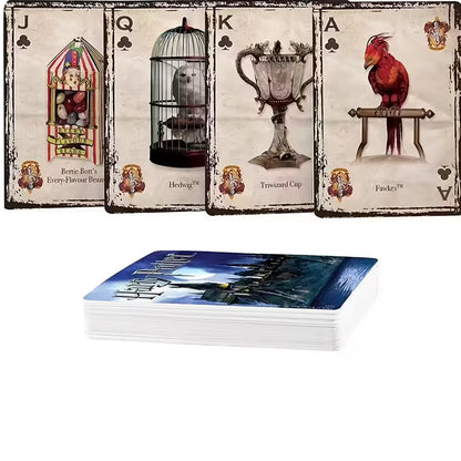 Harry Potter -pelikorttipakka ja esimerkkikortteja, joissa on kuvituksena Kelmien kartta, Kolmivelhopokaali ja Tylypahkan linna.