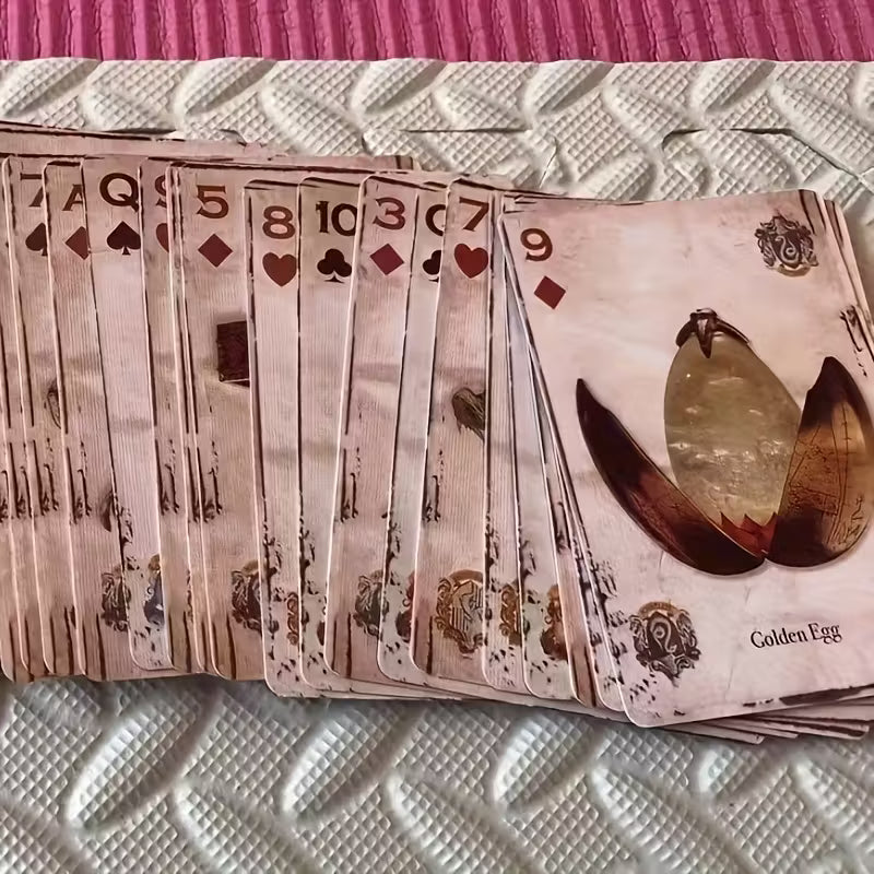 Harry Potter -pelikorttipakka ja esimerkkikortteja, joissa on kuvituksena Kelmien kartta, Kolmivelhopokaali ja Tylypahkan linna.